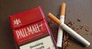 Un homme soigne son cancer en fumant quatre paquet par jour!!
