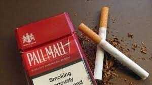 Un homme soigne son cancer en fumant quatre paquet par jour!!
